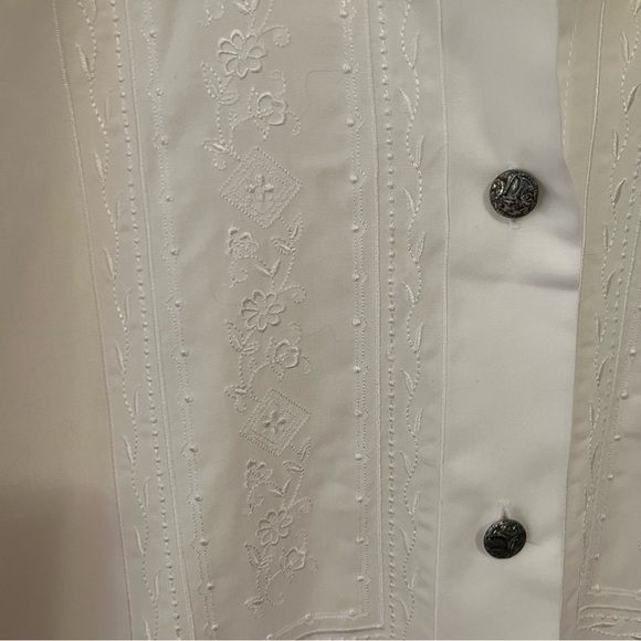 VTG Women’s Foxcroft White Embroidered Buttondown Sz. 4 Metal Buttons Cottage - Picture 2 of 8